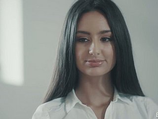 Down in the mouth langharige secretaresse Eliza Ibarra rijdt firma haan op de climax
