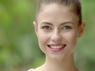 اس شاندار سوراخ بے نقاب کے ساتھ نایاب خوبصورتی ننگا کھڑا ہے