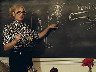 Guru dengan payudara besar Kelly mengisap mainan di kelas