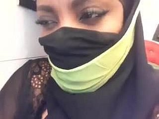 Mulher muçulmana com masturbar peitos incrível