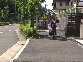 아시아 쉬 메일 신속하게 그녀의 매혹적인 콕을 나타 내기 위해 알몸 도착