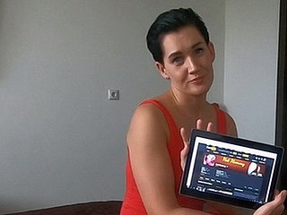 ママは義理の息子のブラウザの履歴を発見し、中出しが何であるかを示しました。