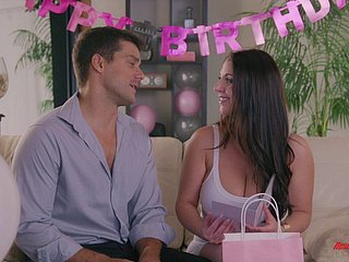 งดงาม Angela White ปฏิบัติต่อผู้ชายกับร่างกายที่โค้งของเธอ