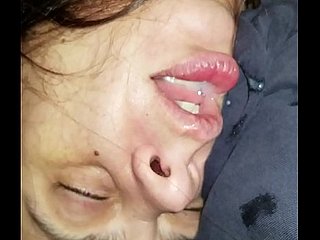 Dandole un boccone mentre lei è p. D.