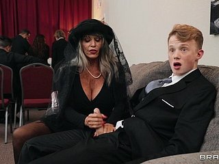 Skinny anh chàng với một tinh ranh lớn chết tiệt Granny Sally D'Angelo
