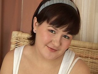 Chubby สีน้ำตาล Chick Kate ชอบที่จะมีไก่แน่นในรูและปากของเธอ