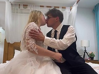 첫 번째 결혼식 밤 : 신혼 부부들은 오랫동안 살아남은 육신의 즐거움을 시도합니다.