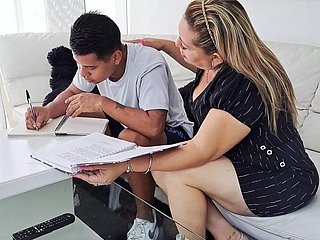 Aku membantu anak tiriku dengan pekerjaan rumahnya, kemaluannya mengalihkan perhatianku dan akhirnya mengisapnya