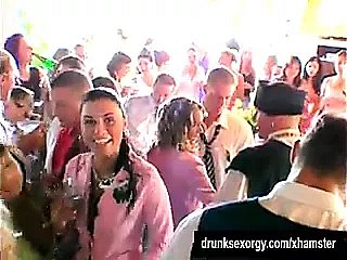 Pelacur perkahwinan sedang fucking di khalayak ramai