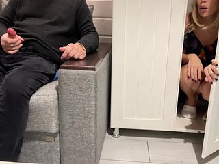 Мачеха поймал пасынка, дергаясь и помогает ему кончить быстрый кремпай