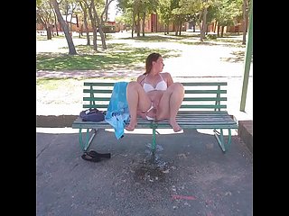 Cô gái đi tiểu biên dịch
