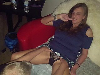 Teman saya menjilat istri saya ke beberapa orgasme