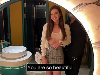 아름다운 슬림 포르노 여배우 식당의 화장실에서 가끔 섹스