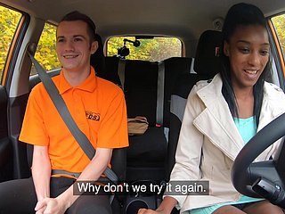 Interraciaal neuken in de auto met het magere deathly meisje Asia Rae