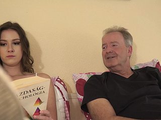 Grand-père à grosse nosh baise une elfin chatte d'adolescent se termine la bouche ouverte