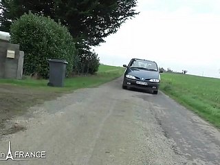 本物のぽっちゃり赤毛フランス人メイドがおじいちゃんに手コキハッピーエンドを提供する前にプラグを差し込まれる