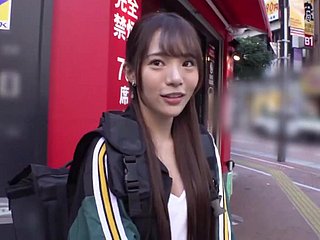 그녀의 보지에 진동기를 가진 몸집이 작은 아시아인이 도시를 돌아다니며 하드 섹스를 합니다.