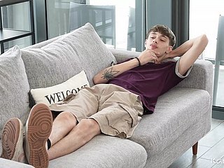 Hete blonde tiener krijgt eindelijk een orgasme door de enorme lul van stiefbroer te neuken