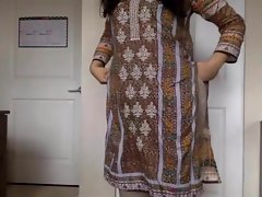 Desi สาวตัดเส้น Salwar Kameez เธอที่จะเปลือยและล้อเล่นเรา