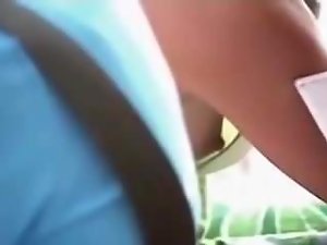 Downblouse Sideview Big Puting di Bar, Cafe