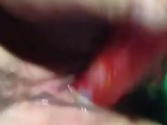 Fille mignonne chinoise gicler la berate en utilisant jouet!
