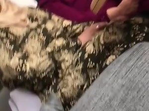 Pelacur Turki sorban Tolerant in pantyhose coklat mengkilap