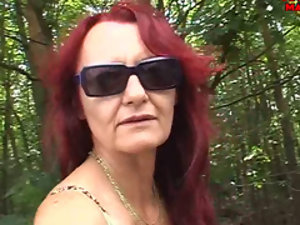 Laurie (51) luar-matang mengisap dua penis