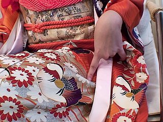 Los asiáticos disfrutan cuando tienen un vibrador en el clítoris