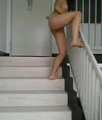 Fille chinoise exhibant dans les escaliers