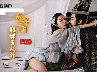 Chinesisches Mädchen mit großen, schönen Titten lutscht einen großen Schwanz sehr tief und fickt ihn im Doggystyle mit Sperma