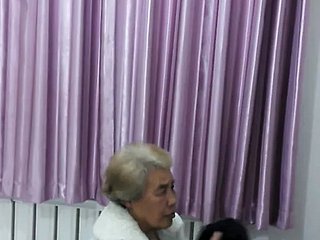 Banyoda Çinli büyükanne