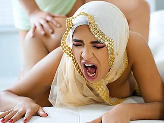 Muçulmana fofa com peitos suculentos, Babi Fame se curva e leva um pau grosso na bunda - Hijab Hookup