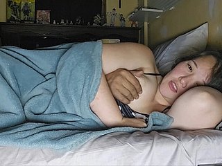 सौतेली बेटी सौतेली माँ के घर में घुस जाती है और उम्मीद करती है कि सौतेला पिता उसे देखे बिना ही चोद देगा