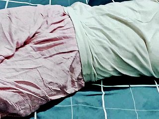 Meu cunhado me fodeu depois que minha meia-irmã dormiu. Deixou minha buceta vermelha com essa foda - VÍDEO Energetic HD