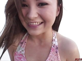 สาวเอเชีย Teeny-weeny ขี่ไก่หนาใหญ่