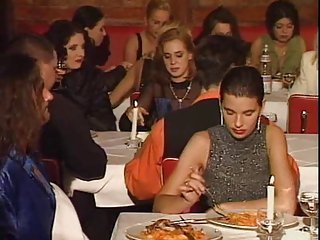 Restaurację orgia w publicznej
