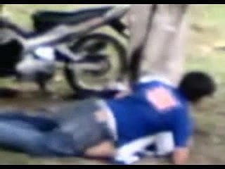 malay- tudung quickie sexe bawah pokok