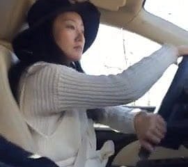 테스트 드라이브 동안 자동차 세일즈맨 거시기 플래시