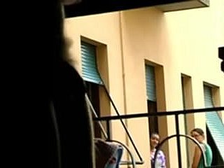 2 Komşu Kızlar Exhibitionist 2 için Pencere Dickflash