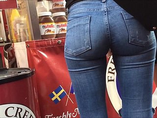 Sempurna botheration remaja pirang di jeans ketat