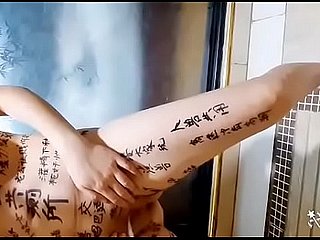 精 厕 贱 妻 调 教 戴 狗 链子 露出 尿尿 双 洞 齐 插 剃毛 洗澡 内 射