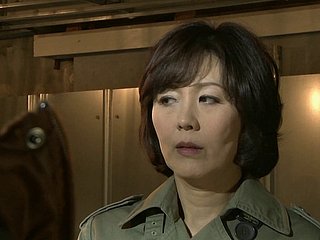 Hitomi Enjoji ist eine reife Frau mit einer verworrenen Fantasie