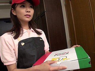 亚洲交付快递Akubi Yumemi给口交她的客户