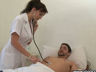 看護師は、2人の患者のケアをとります